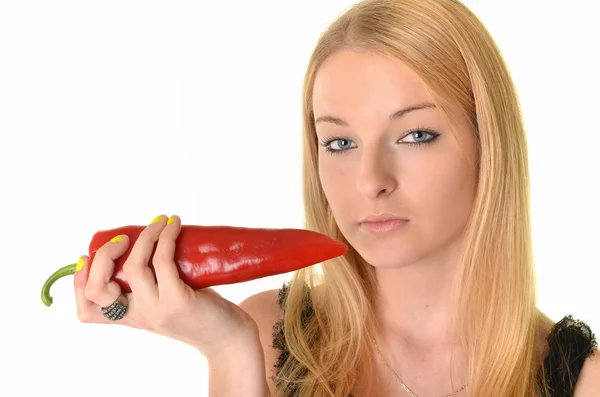 Mujer bastante sonriente sosteniendo un pimiento dulce rojo. Aislado sobre fondo blanco —  Fotos de Stock