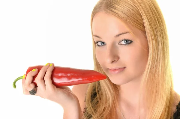 Docela usměvavá žena drží červené papriky. izolované na bílém pozadí — Stock fotografie