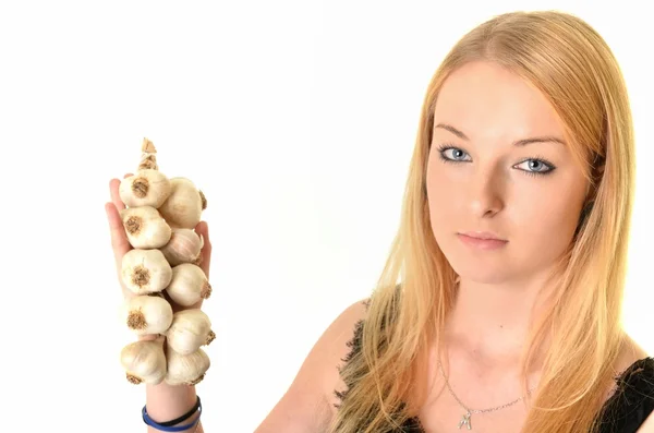 Junge schöne Frau, die Knoblauch isst. Konzept für gesunde Ernährung. natürliches Antibi — Stockfoto