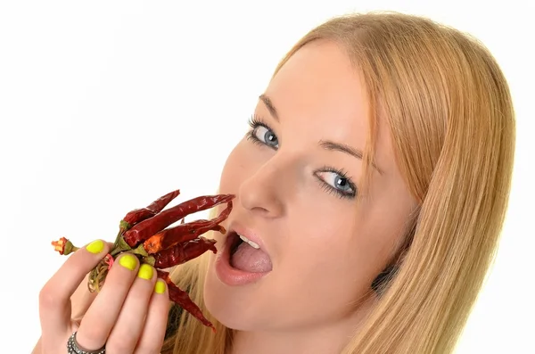 Kvinna med chili peppers — Stockfoto