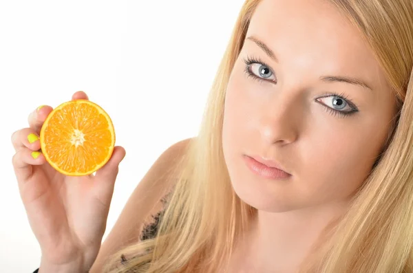 Retrato de jovem mulher sorridente com laranja — Fotografia de Stock
