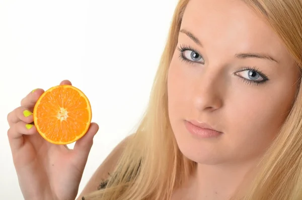 Porträt einer jungen lächelnden Frau mit Orange — Stockfoto