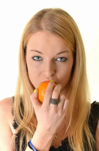 Πορτρέτο της νεαρής γυναίκας χαμογελαστά με πορτοκάλι — Φωτογραφία Αρχείου