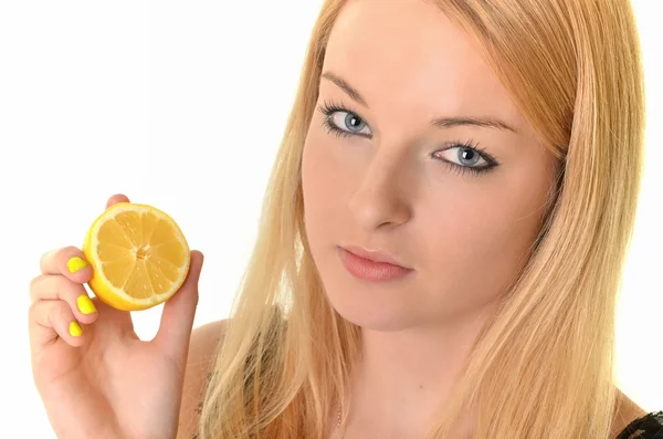 Портрет молодой улыбающейся женщины с лимоном — стоковое фото