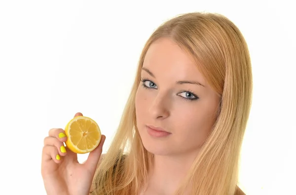 Porträt einer jungen lächelnden Frau mit Zitrone — Stockfoto