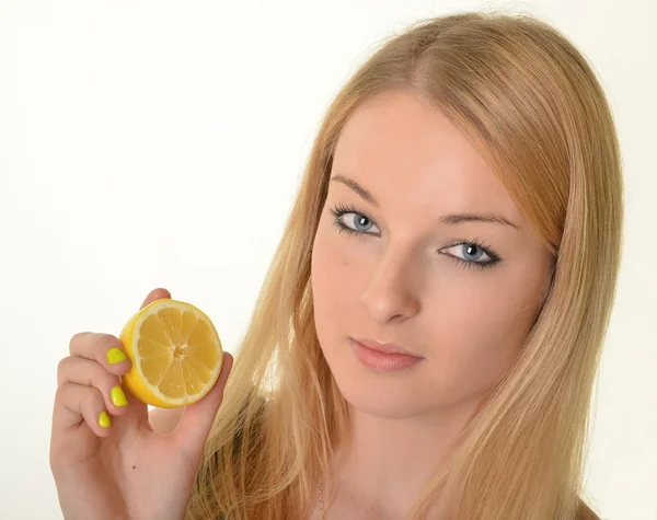 Portré, fiatal, mosolygós nő citrommal — Stock Fotó