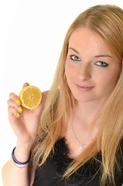 레몬 젊은 웃는 여자의 초상화 — 스톡 사진