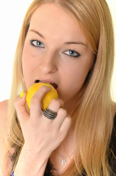 Portré, fiatal, mosolygós nő citrommal — Stock Fotó