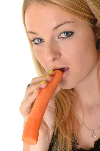 Πρόσωπο της νεαρής γυναίκας που τρώει το καρότο. απομονωμένη. — Φωτογραφία Αρχείου