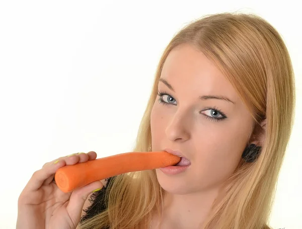 Πρόσωπο της νεαρής γυναίκας που τρώει το καρότο. απομονωμένη. — Φωτογραφία Αρχείου