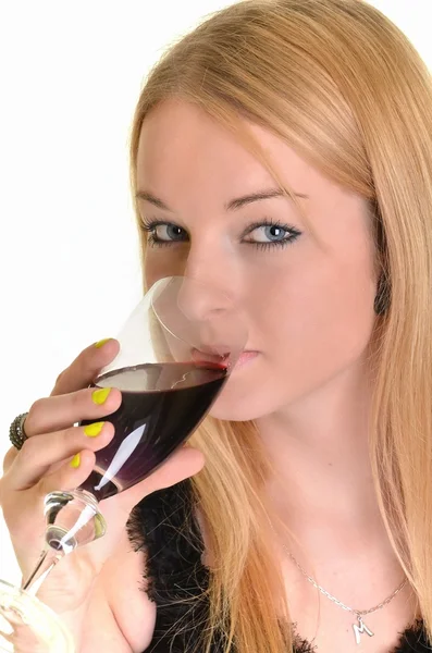 Studioporträt einer schönen jungen Frau mit einem Glas Rotwein — Stockfoto