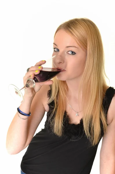 Studioporträt einer schönen jungen Frau mit einem Glas Rotwein — Stockfoto