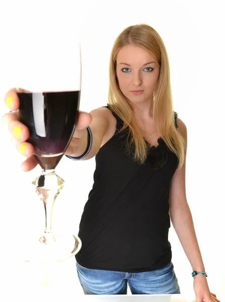 Στούντιο πορτρέτο του μια όμορφη νεαρή γυναίκα με ένα ποτήρι κόκκινο νίκη — Φωτογραφία Αρχείου