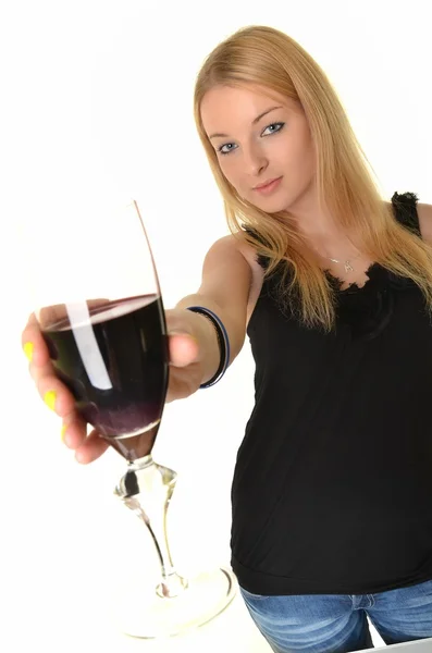 Studioporträt einer schönen jungen Frau mit einem Glas Rotwein — Stockfoto