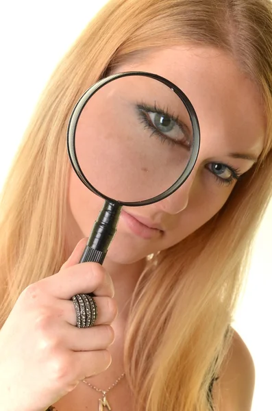 Ragazza guarda in lente di ingrandimento ed è sorpreso, isolato su sfondo bianco — Foto Stock