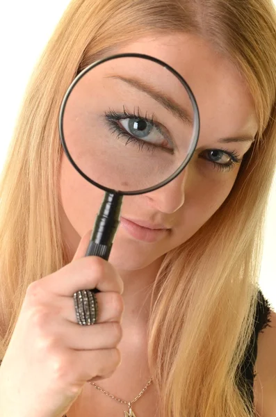 Ragazza guarda in lente di ingrandimento ed è sorpreso, isolato su sfondo bianco — Foto Stock