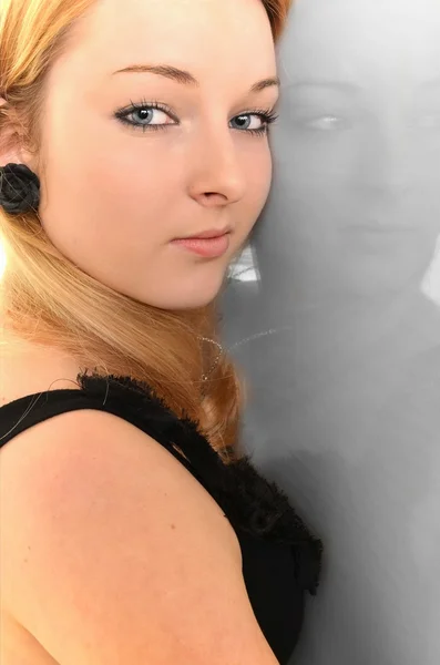 화이트에 고립 된 젊은 섹시 한 금발 여자 — 스톡 사진