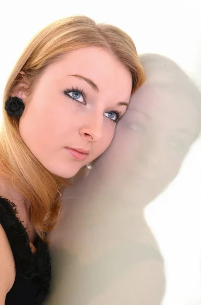 Молода сексуальна блондинка ізольована на білому — стокове фото