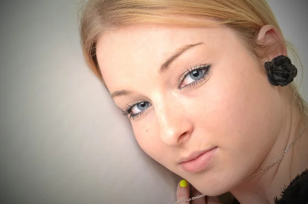 Genç seksi sarışın kadın üzerinde beyaz izole — Stok fotoğraf