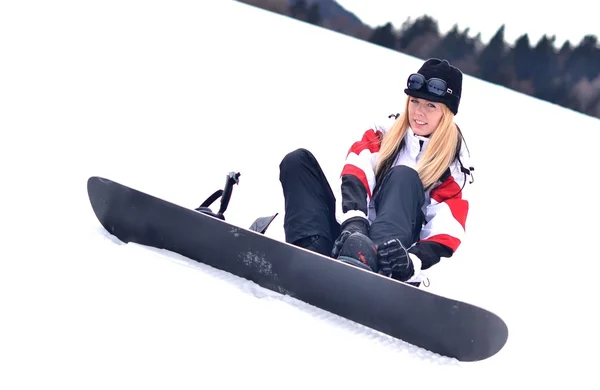 バック グラウンドでの山スノーボードを保持している女性 — ストック写真