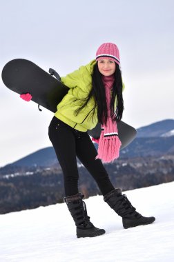 snowboard ayakta karlı dağın zirvesinde olan kadın