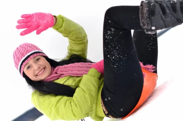 年轻女子雪橇 — 图库照片