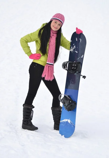 雪に覆われた山の上にスノーボードに立って女性 — ストック写真