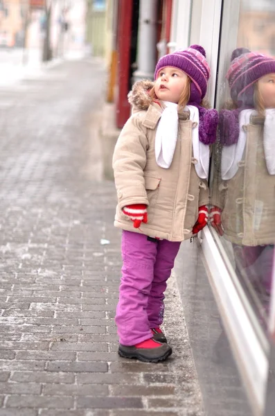 Bebê na rua de inverno — Fotografia de Stock