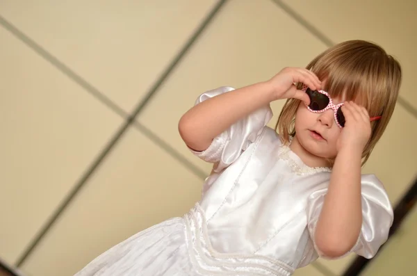 Красивая маленькая девочка в платье принцессы — стоковое фото