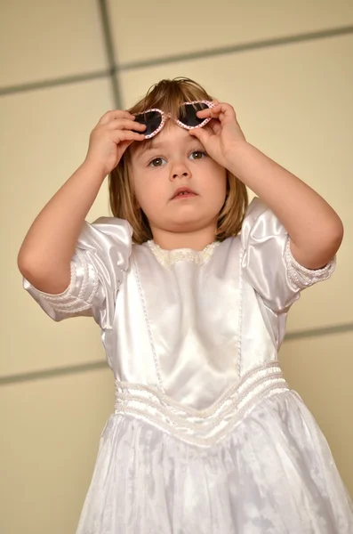 漂亮的小女孩在穿公主裙 — 图库照片