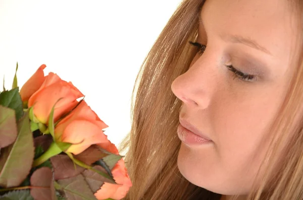 Vacker kvinna med ros sideview — Stockfoto