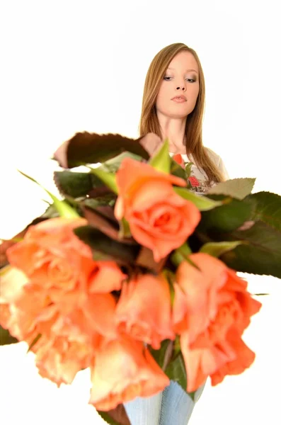 Krásná žena s růžovou boční — Stock fotografie