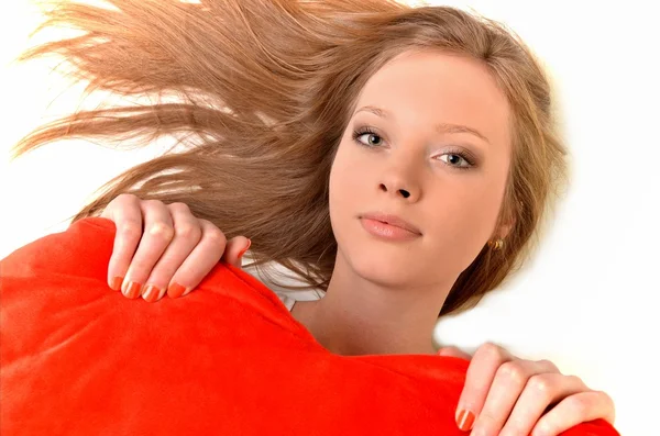 Attraktive junge Frau umarmt herzförmige Kissen. alles auf weißem Hintergrund — Stockfoto