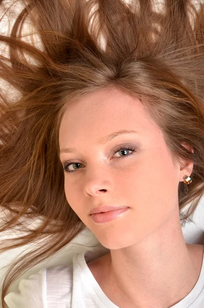 Teenager-Mädchen schön fröhlich genießen isoliert auf weißem Hintergrund — Stockfoto