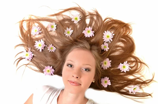 Όμορφη νεαρή γυναίκα με λουλούδι gerber απομονώνονται σε λευκό φόντο — Φωτογραφία Αρχείου