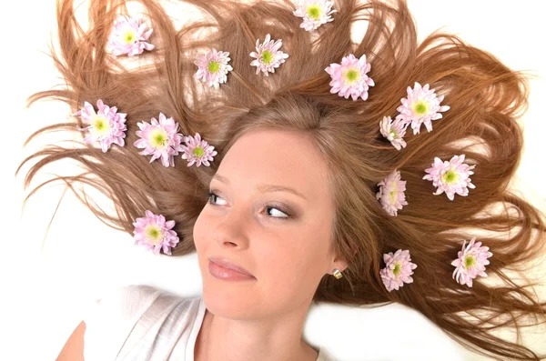 Vacker ung kvinna med gerber blomma isolerad på vit bakgrund — Stockfoto