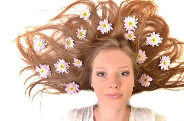 美丽的年轻女子，开着娇嫩的花朵，背景是白色的 — 图库照片