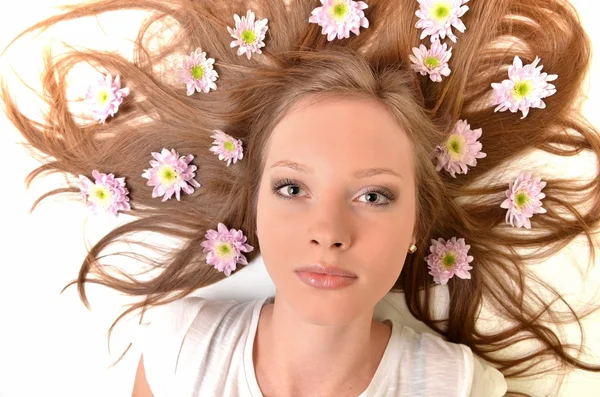 Hermosa mujer joven con gerber flor aislada sobre fondo blanco — Foto de Stock