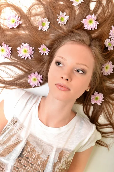Mulher bonita com flor de gerber isolado no fundo branco — Fotografia de Stock