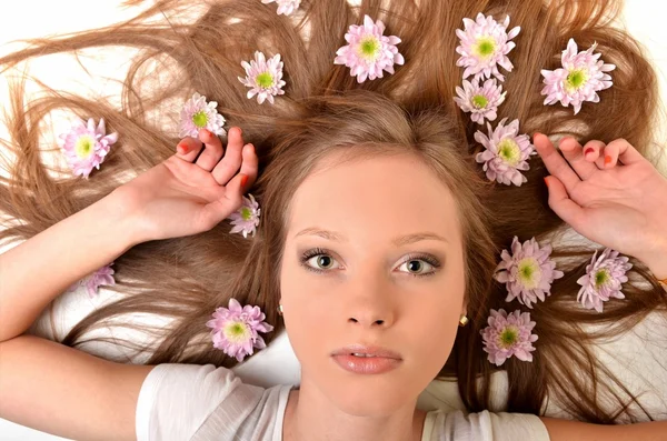 Красива молода жінка з квітками-гермами ізольована на білому тлі — стокове фото