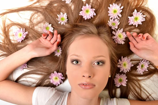 Vacker ung kvinna med gerber blomma isolerad på vit bakgrund — Stockfoto