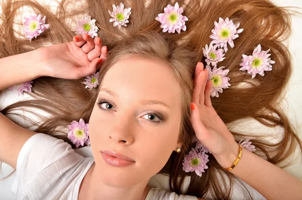 Mulher bonita com flor de gerber isolado no fundo branco — Fotografia de Stock