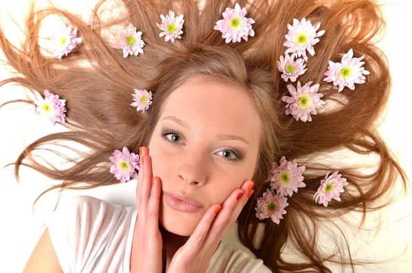 Vacker ung kvinna med gerber blomma isolerad på vit bakgrund — Stockfoto