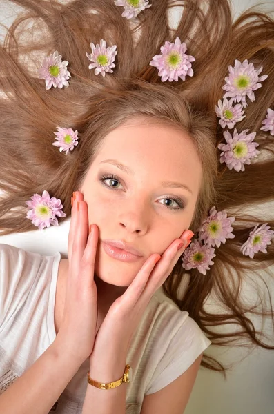 Bella giovane donna con fiore di gerbero isolato su sfondo bianco — Foto Stock