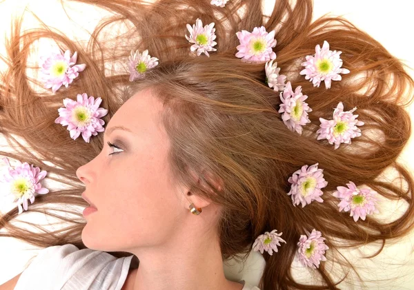 Красива молода жінка з квітками-гермами ізольована на білому тлі — стокове фото