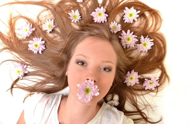 Mulher bonita com flor de gerber isolado no fundo branco — Fotografia de Stock