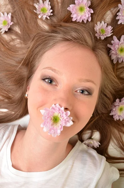 Gyönyörű fiatal nő gerber virág elszigetelt fehér háttér — Stock Fotó
