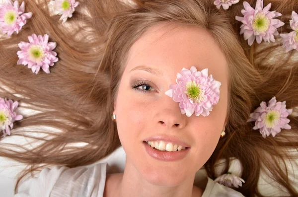 Schöne junge Frau mit Gerberblume isoliert auf weißem Hintergrund — Stockfoto