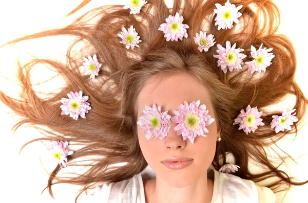 Piękna młoda kobieta z gerber kwiat izolowane na białym tle — Zdjęcie stockowe