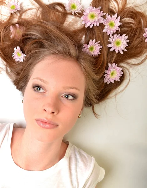 Belle jeune femme avec fleur de gerber isolé sur fond blanc — Photo